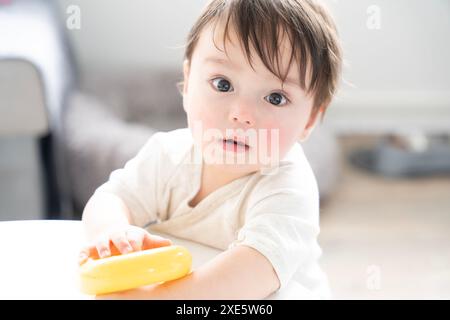 Baby boy giocare con giocattoli Foto Stock