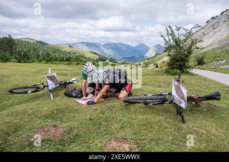 Ciclisti che consultano una mappa Foto Stock