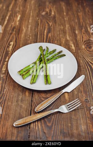 Asparagi arrostiti con aglio, sale e pepe su un piatto Foto Stock