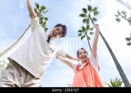 Studenti di sesso maschile e femminile che si aggirano contro un cielo blu Foto Stock