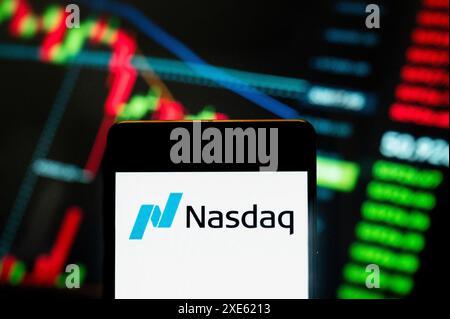 In questa immagine, il logo Nasdaq, dell'indice di borsa americano, visualizzato su uno smartphone con un grafico dell'indice di borsa economica sullo sfondo. Foto Stock