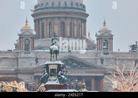 Colonnato di St Isacco e il monumento all'imperatore Nicola II durante la tempesta di neve a St Pietroburgo - Russia Foto Stock