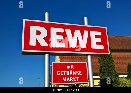 Rewe, Ableitung von Revisionsverband der Westkauf-Genossenschaften. Die REWE Markt GmbH mit Sitz in Köln ist mit rund 3600 Läden der zweitgrösste Lebensmitteleinzelhändler in Deutschland nach Edeka. Rewe ist Die Stammmarke der Rewe Group. Foto: Rewe Discounter mit Getränkemarkt *** Rewe, derivato da Revisionsverband der Westkauf Genossenschaften REWE Markt GmbH, con sede a Colonia, è il secondo più grande rivenditore di prodotti alimentari in Germania dopo Edeka con circa 3.600 negozi Rewe è il marchio principale del gruppo Rewe Photo Rewe Discounter con il mercato delle bevande Foto Stock