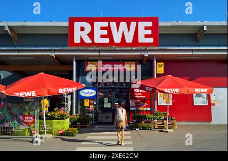 Rewe, Ableitung von Revisionsverband der Westkauf-Genossenschaften. Die REWE Markt GmbH mit Sitz in Köln ist mit rund 3600 Läden der zweitgrösste Lebensmitteleinzelhändler in Deutschland nach Edeka. Rewe ist Die Stammmarke der Rewe Group. Foto: Rewe filiale in Plattling *** Rewe, derivato da Revisionsverband der Westkauf Genossenschaften REWE Markt GmbH, con sede a Colonia, è il secondo più grande rivenditore di prodotti alimentari in Germania dopo Edeka con circa 3.600 negozi Rewe è il marchio principale del negozio Rewe Group Photo Rewe a Plattling Foto Stock