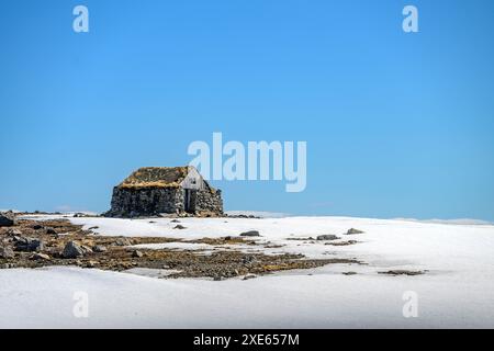 Cabina remota in pietra a Steingrimsfjardarheidi (Westfjords), Islanda a maggio. Foto Stock