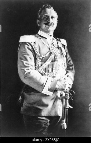 Wilhelm II 1859-1941, deutscher Kaiser von 1888-1918. Dreiviertelporträt von Wilhelm William a Militäruniform, Hand am Schwertgriff. Foto Stock