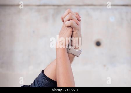 Coppia irriconoscibile che tiene le mani all'aperto Foto Stock