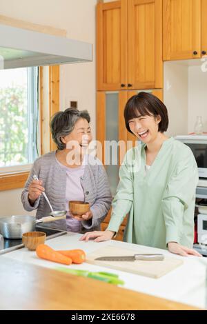 Nipote che impara a cucinare da sua nonna Foto Stock