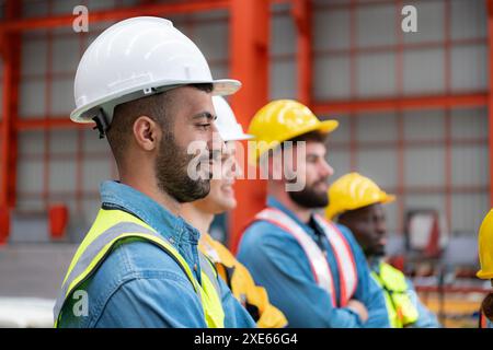 Ritratto di ingegneri e lavoratori industriali in cartoncini rigidi in cantiere Foto Stock