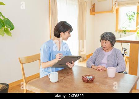 Operatore sanitario femminile che ascolta un utente Foto Stock