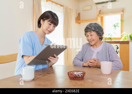 Operatore sanitario femminile che ascolta un utente Foto Stock