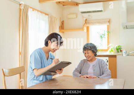 Operatore sanitario femminile che ascolta un utente Foto Stock