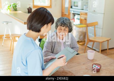 Operatore sanitario femminile che ascolta un utente Foto Stock