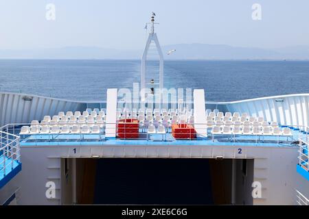 posti a sedere bianchi a file vuote sulla terrazza del ponte del traghetto, mare Foto Stock