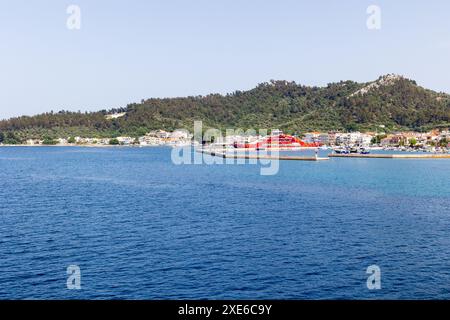 Limenas, Thassos, Grecia - 12 giugno 2024: Vista sul porto con traghetto e porto Foto Stock