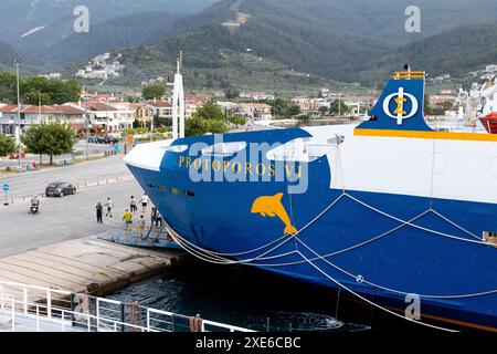 Limenas, Thassos, Grecia - 12 giugno 2024: Vista sul porto con traghetto e porto Foto Stock