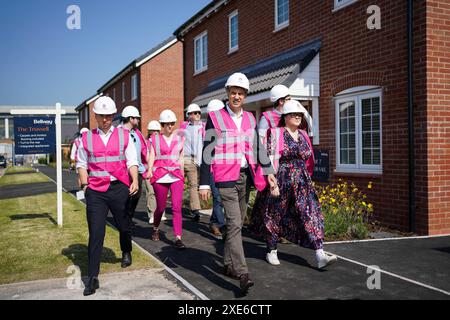 Segretario di Stato ombra per la sicurezza energetica e la rete zero ed Miliband, durante una visita in una casa 'Zero Bills' a Stafford con Octopus Energy, mentre era sulla pista della campagna elettorale generale. Data foto: Mercoledì 26 giugno 2024. Foto Stock