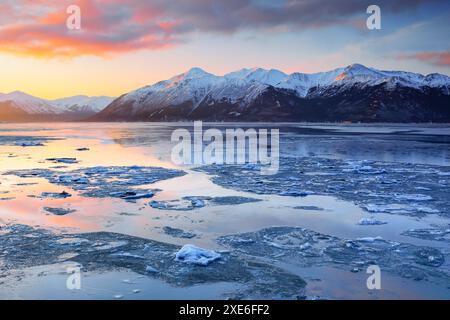 Atmosfera mattutina sopra la pista di ghiaccio ricoperta da Turnagain Arm con le montagne Kenai sullo sfondo, la penisola di Kenai, Alaska, Stati Uniti Foto Stock