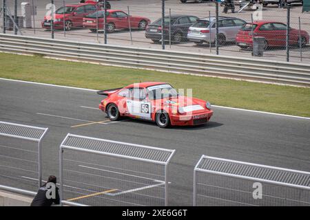 Los Arcos, Spagna - 25 maggio 2024: 1974 Porsche 911 3,0 RS (coda d'oca) sul circuito de Navarra Foto Stock