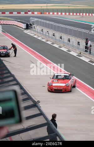 Los Arcos, Spagna - 25 maggio 2024: 1974 Porsche 911 3,0 RS (coda d'oca) sul circuito de Navarra Foto Stock