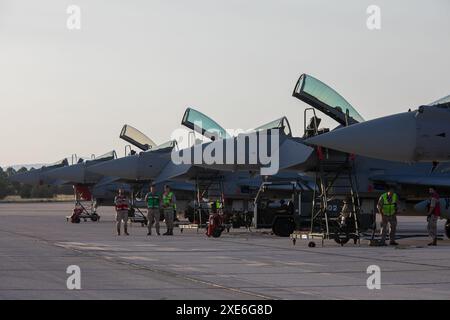 Personale dell'aeronautica spagnola prima che gli aerei decollino stamattina alla base aerea di Albacete. Nel quadro del programma Pacific Skies 2024, quattro Eurofighter e un A400M sono decollati questa mattina dalla base aerea di Albacete. L'obiettivo è quello di segnare un importante traguardo militare chiamato Pacific Skies. La distribuzione durerà fino al 15 agosto. Pacific Skies 2024 nasce con l'idea di dimostrare la capacità di dispiegamento congiunto di tre forze aerospaziali, tedesche, spagnole e francesi, e di operare una forza potente in qualsiasi angolo del mondo. Un evento che si svolgerà principalmente nell'Indo-Pacifico Foto Stock