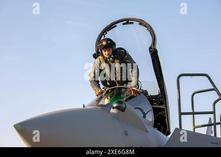 Un membro dell'aeronautica spagnola si prepara prima del decollo questa mattina alla base aerea di Albacete. Nel quadro del programma Pacific Skies 2024, quattro Eurofighter e un A400M sono decollati questa mattina dalla base aerea di Albacete. L'obiettivo è quello di segnare un importante traguardo militare chiamato Pacific Skies. La distribuzione durerà fino al 15 agosto. Pacific Skies 2024 nasce con l'idea di dimostrare la capacità di dispiegamento congiunto di tre forze aerospaziali, tedesche, spagnole e francesi, e di operare una forza potente in qualsiasi angolo del mondo. Un evento che si svolgerà principalmente nell'Indo-Pacifico Foto Stock