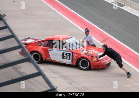 Los Arcos, Spagna - 25 maggio 2024: 1974 Porsche 911 3,0 RS (coda d'oca) sul circuito de Navarra Foto Stock