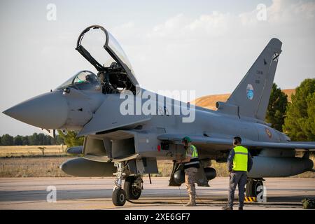 Un Eurofighter finalizza i dettagli prima di decollare questa mattina dalla base aerea di Albacete. Nel quadro del programma Pacific Skies 2024, quattro Eurofighter e un A400M sono decollati questa mattina dalla base aerea di Albacete. L'obiettivo è quello di segnare un importante traguardo militare chiamato Pacific Skies. La distribuzione durerà fino al 15 agosto. Pacific Skies 2024 nasce con l'idea di dimostrare la capacità di dispiegamento congiunto di tre forze aerospaziali, tedesche, spagnole e francesi, e di operare una forza potente in qualsiasi angolo del mondo. Un evento che si svolgerà principalmente nell'area indo-pacifica Foto Stock