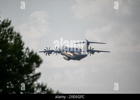 Un aereo A400M decolla stamattina dalla base aerea di Albacete. Nel quadro del programma Pacific Skies 2024, quattro Eurofighter e un A400M sono decollati questa mattina dalla base aerea di Albacete. L'obiettivo è quello di segnare un importante traguardo militare chiamato Pacific Skies. La distribuzione durerà fino al 15 agosto. Pacific Skies 2024 nasce con l'idea di dimostrare la capacità di dispiegamento congiunto di tre forze aerospaziali, tedesche, spagnole e francesi, e di operare una forza potente in qualsiasi angolo del mondo. Un evento che si svolgerà principalmente nell'area Indo-Pacifico e, nel caso del Foto Stock