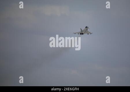 Un Eurofighter decolla questa mattina dalla base aerea di Albacete. Nel quadro del programma Pacific Skies 2024, quattro Eurofighter e un A400M sono decollati questa mattina dalla base aerea di Albacete. L'obiettivo è quello di segnare un importante traguardo militare chiamato Pacific Skies. La distribuzione durerà fino al 15 agosto. Pacific Skies 2024 nasce con l'idea di dimostrare la capacità di dispiegamento congiunto di tre forze aerospaziali, tedesche, spagnole e francesi, e di operare una forza potente in qualsiasi angolo del mondo. Un evento che si svolgerà principalmente nell'area Indo-Pacifico e, nel caso del de Foto Stock