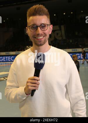 DYN presenter Finn-Ole Martins DHB Cup stagione 2023-24 quarti di finale a Magdeburgo il 02/04/2024 Foto Stock