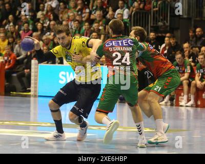 Christian o'Sullivan (SCM) e Olle Forsell Schefvert (RNL) DHB Cup stagione 2023-24 quarti di finale SC Magdeburg - Rhein-Neckar LÃ¶ Foto Stock