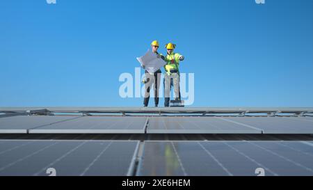 Entrambi i tecnici che lavorano su pannelli solari fotovoltaici Foto Stock