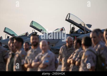 Personale dell'aeronautica spagnola prima che gli aerei decollino stamattina alla base aerea di Albacete. Nel quadro del programma Pacific Skies 2024, quattro Eurofighter e un A400M sono decollati questa mattina dalla base aerea di Albacete. L'obiettivo è quello di segnare un importante traguardo militare chiamato Pacific Skies. La distribuzione durerà fino al 15 agosto. Pacific Skies 2024 nasce con l'idea di dimostrare la capacità di dispiegamento congiunto di tre forze aerospaziali, tedesche, spagnole e francesi, e di operare una forza potente in qualsiasi angolo del mondo. Un evento che si svolgerà principalmente nell'Indo-Pacifico Foto Stock