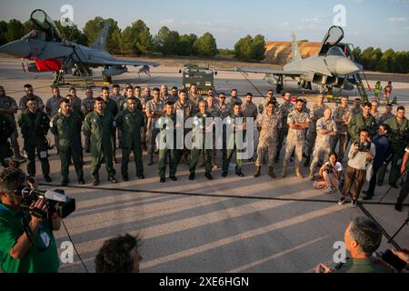 Personale dell'aeronautica spagnola prima che gli aerei decollino stamattina alla base aerea di Albacete. Nel quadro del programma Pacific Skies 2024, quattro Eurofighter e un A400M sono decollati questa mattina dalla base aerea di Albacete. L'obiettivo è quello di segnare un importante traguardo militare chiamato Pacific Skies. La distribuzione durerà fino al 15 agosto. Pacific Skies 2024 nasce con l'idea di dimostrare la capacità di dispiegamento congiunto di tre forze aerospaziali, tedesche, spagnole e francesi, e di operare una forza potente in qualsiasi angolo del mondo. Un evento che si svolgerà principalmente nell'Indo-Pacifico Foto Stock