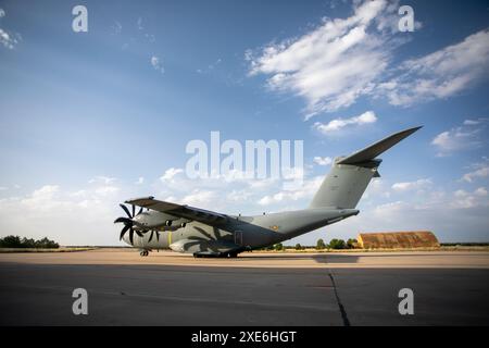 Un aereo A400M decolla stamattina dalla base aerea di Albacete. Nel quadro del programma Pacific Skies 2024, quattro Eurofighter e un A400M sono decollati questa mattina dalla base aerea di Albacete. L'obiettivo è quello di segnare un importante traguardo militare chiamato Pacific Skies. La distribuzione durerà fino al 15 agosto. Pacific Skies 2024 nasce con l'idea di dimostrare la capacità di dispiegamento congiunto di tre forze aerospaziali, tedesche, spagnole e francesi, e di operare una forza potente in qualsiasi angolo del mondo. Un evento che si svolgerà principalmente nell'area Indo-Pacifico e, nel caso del Foto Stock