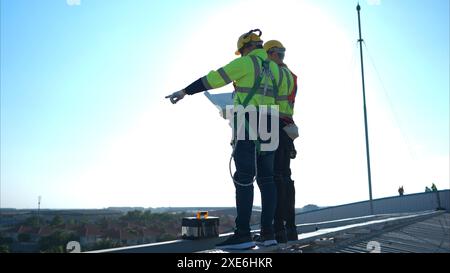 Entrambi i tecnici che lavorano su pannelli solari fotovoltaici Foto Stock
