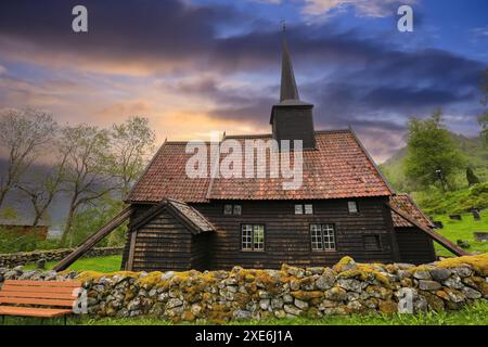 La Roedven Stave Church è un'ex chiesa parrocchiale della Chiesa di Norvegia nel comune di Rauma nella contea di Moere og Romsdal, Norvegia. Foto Stock