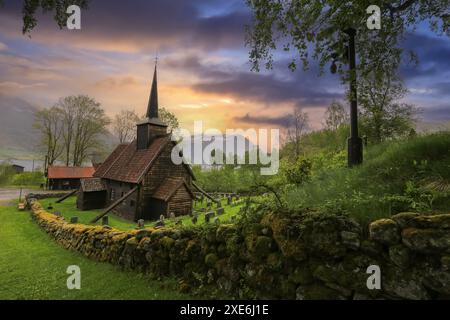 La Roedven Stave Church è un'ex chiesa parrocchiale della Chiesa di Norvegia nel comune di Rauma nella contea di Moere og Romsdal, Norvegia. Foto Stock