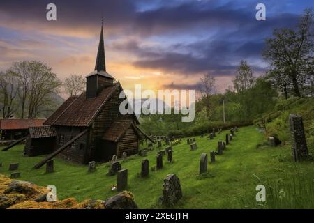 La Roedven Stave Church è un'ex chiesa parrocchiale della Chiesa di Norvegia nel comune di Rauma nella contea di Moere og Romsdal, Norvegia. Foto Stock