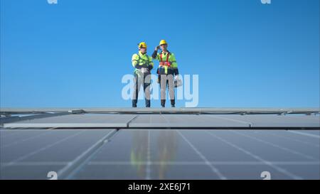 Entrambi i tecnici che lavorano su pannelli solari fotovoltaici Foto Stock