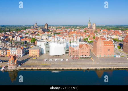 Vista del porto di Stralsund in estate, Meclemburgo-Pomerania occidentale, Germania Foto Stock