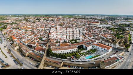 Veduta panoramica aerea del centro storico di Evora, una città che affonda le sue radici in epoca romana, con la sua età d'oro nel XV secolo quando risiedeva Foto Stock