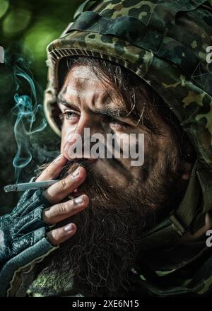 Primo piano ritratto volto di soldati russi o ucraini che fumano. Russia vs Ukraine soldato. Soldato stanco. Foto Stock