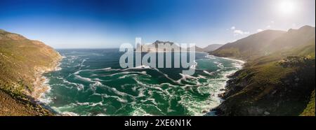 Vista panoramica aerea di Hout Bay, un sobborgo costiero di città del Capo in una valle sulla costa atlantica della Penisola del Capo, provincia del Capo occidentale, so Foto Stock