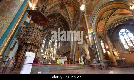 L'interno della Basilica dei Santi Pietro e Paolo con affreschi sulle pareti e sul soffitto e un pulpito in legno ornato. Praga, Repubblica Ceca Foto Stock