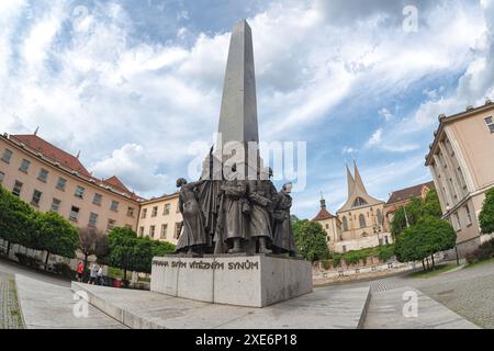 Praga, Repubblica Ceca - 23 maggio 2019: Piazza Palacky, monumento della legione cecoslovacca e monastero di Emmaus sullo sfondo Foto Stock