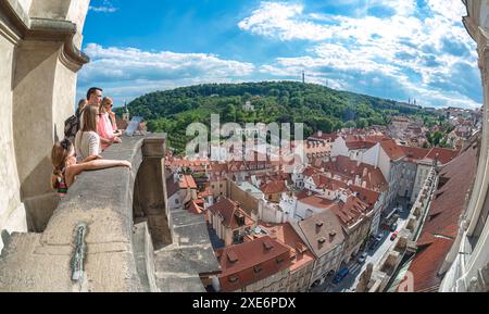 Praga, Repubblica Ceca - 25 maggio 2019: I turisti potranno ammirare la vista mozzafiato della storica città vecchia di Praga da un alto punto panoramico Foto Stock