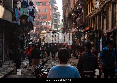 Strada trafficata e caotica a Kathmandu vicino a New Road e Thamel, Kathmandu, Nepal, Asia Copyright: CasparxSchlageter 1372-213 solo per uso editoriale Foto Stock