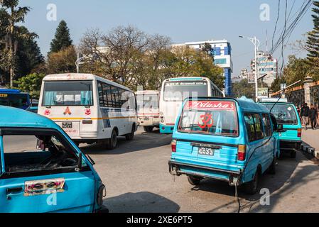 Diversi tipi di autobus di trasporto pubblico pronti per essere imbarcati a New Road, Kathmandu, Nepal, Asia Copyright: CasparxSchlageter 1372-220 uso editoriale Foto Stock